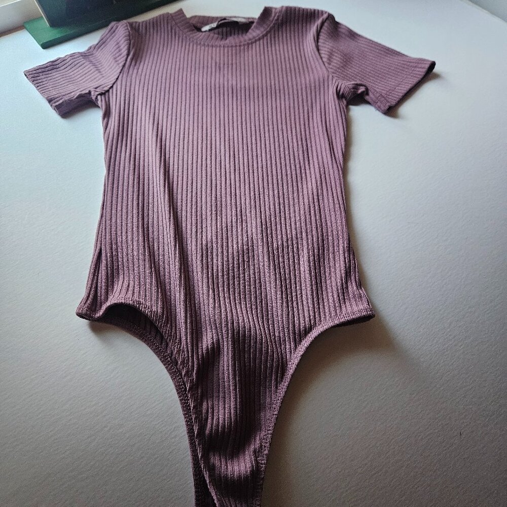 Ribbed Lavender Short Sleeve Bodysuit – Size XS